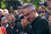 „Putuj, oče, putuj, komandante“: Darko Mladić se slomio u suzama dok se opraštao od oca (FOTO/VIDEO)