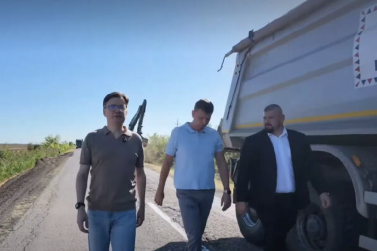 “Rečeno - ispunjeno, kako je Vučić i obećao” Jovanov obišao radove na severu Banata, radnicima doneo osveženje (VIDEO)