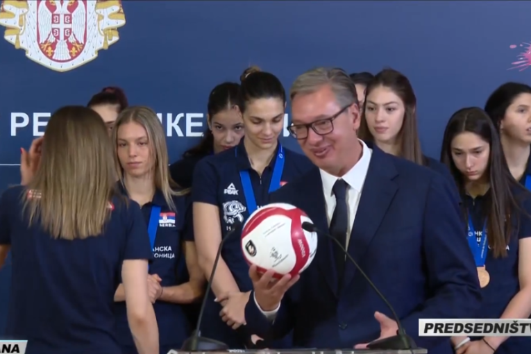 Predsednik Vučić ugostio odbojkašice Srbije posle osvajanja bronze na EP