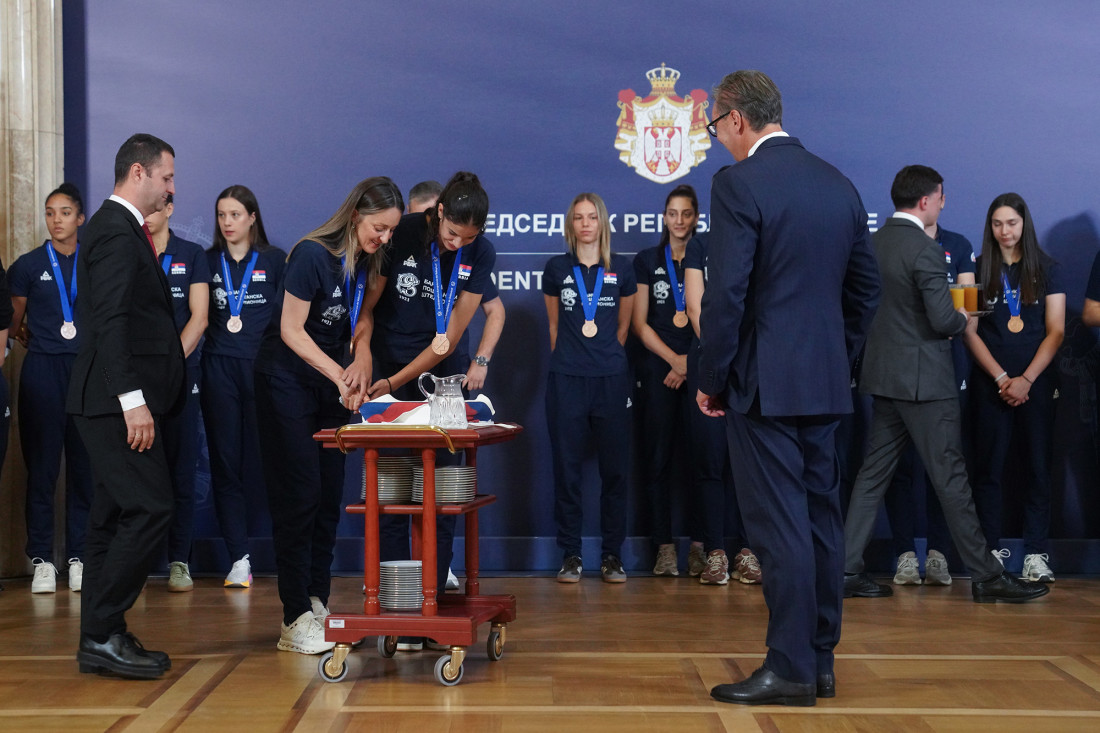 Predsednik Vučić ugostio bronzane odbojkašice Srbije: Verujem da će država biti spremna da još značajnije pomogne (VIDEO)