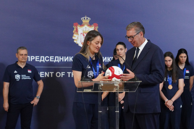 Predsednik Vučić ugostio bronzane odbojkašice Srbije: Verujem da će država biti spremna da još značajnije pomogne (VIDEO)