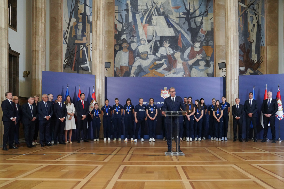 Predsednik Vučić ugostio bronzane odbojkašice Srbije: Verujem da će država biti spremna da još značajnije pomogne (VIDEO)
