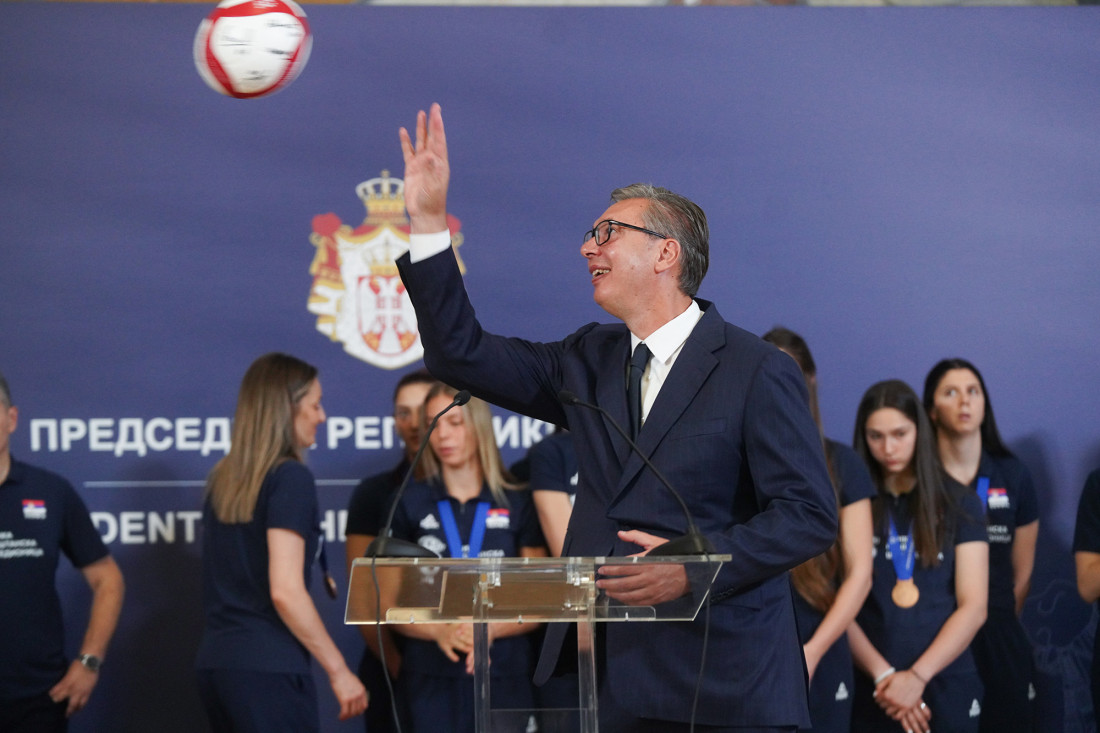 Predsednik Vučić ugostio bronzane odbojkašice Srbije: Verujem da će država biti spremna da još značajnije pomogne (VIDEO)