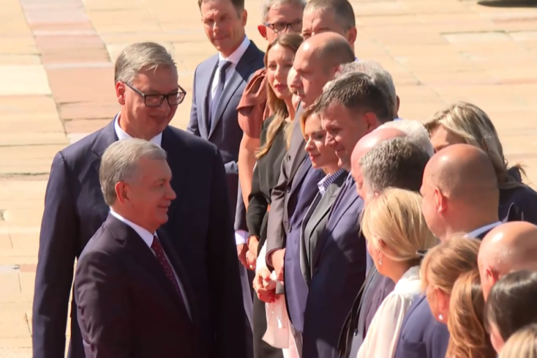 Vučić dočekao predsednika Uzbekistana ispred Palate Srbija