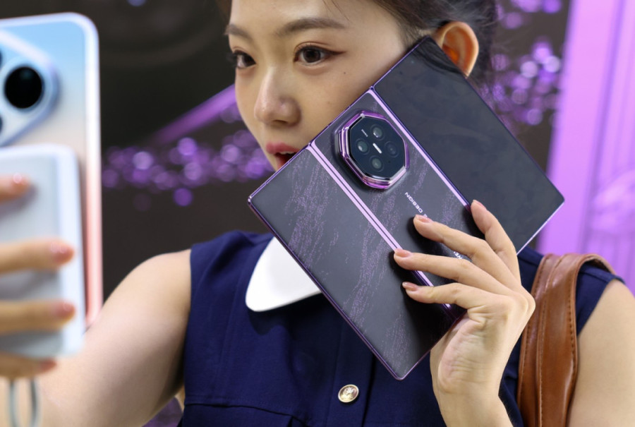 Stigao je Mate XT2: Huawei predstavio telefon koji se savija na tri dela (FOTO)