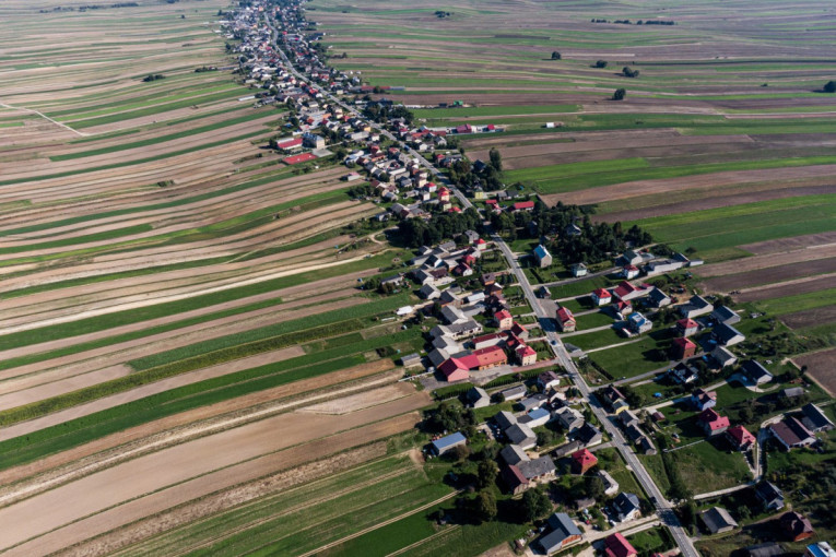 Poljsko selo koje je postalo internet senzacija: Ovo je Sulošova, mesto gde hiljade stanovnika žive duž jedne ulice (FOTO)