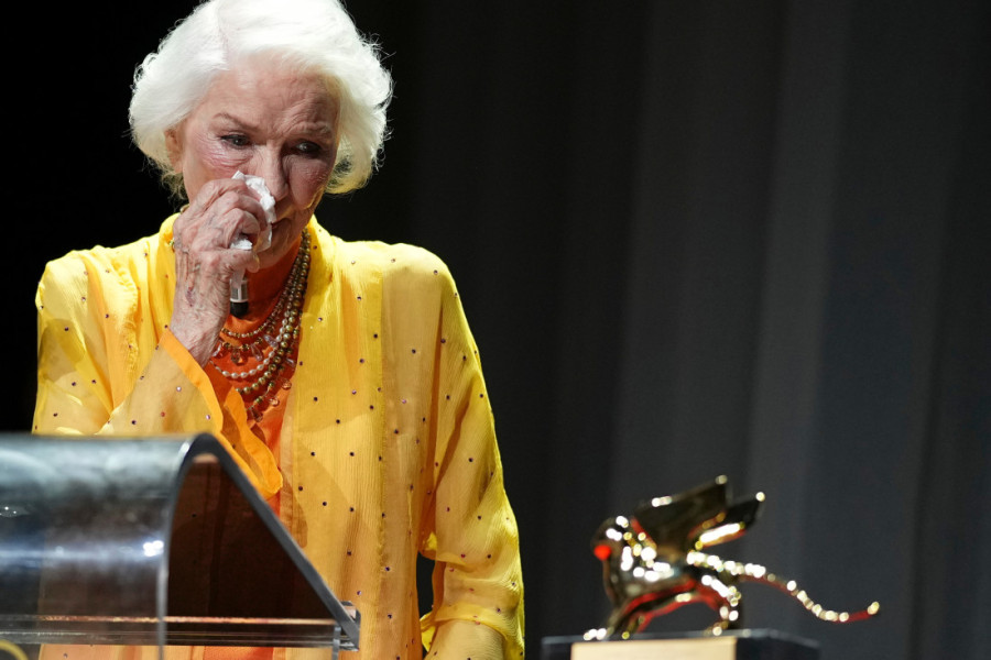 Legendarna Elen Berstin u suzama primila Zlatnog lava za životno delo: Jedan od najemotvinijih trenutaka u Veneciji (FOTO/VIDEO)