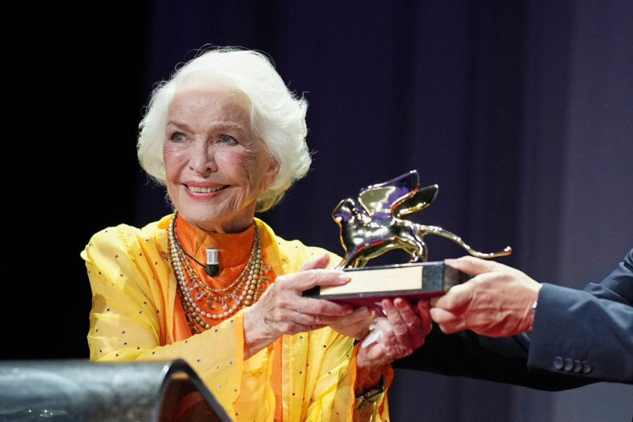 Legendarna Elen Berstin u suzama primila Zlatnog lava za životno delo: Jedan od najemotvinijih trenutaka u Veneciji (FOTO/VIDEO)