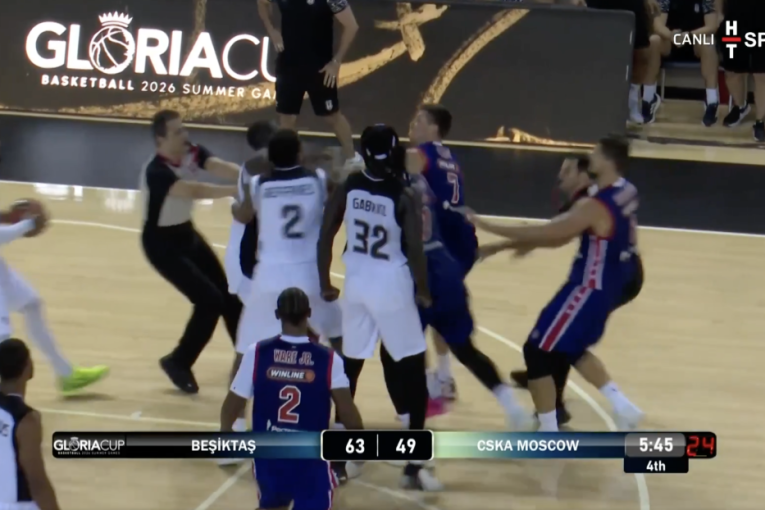 Haos pred Alimpijevićem! Sevale pesnice na meču Bešiktaša i CSKA! (VIDEO)