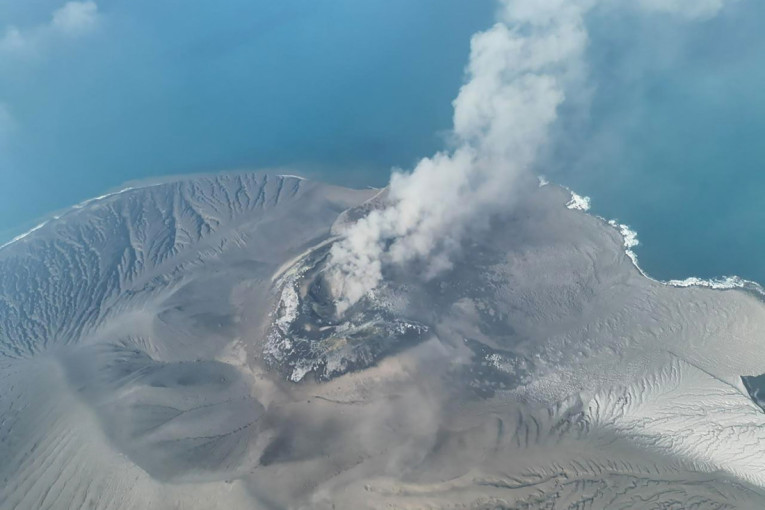 Nestali novinari kod vulkana Anak Krakatau! Spasioci tragaju za njima, izgubio im se svaki trag (FOTO)