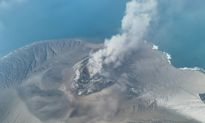 Nestali novinari kod vulkana Anak Krakatau! Spasioci tragaju za njima, izgubio im se svaki trag (FOTO)