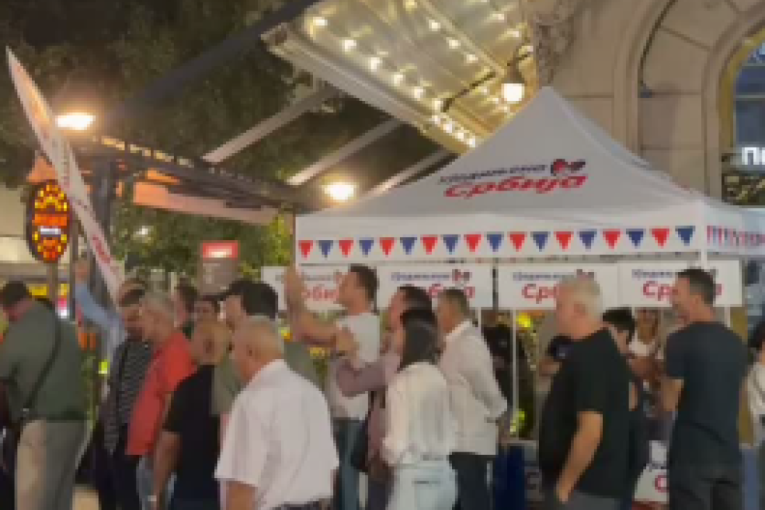 Građani u centru Beograda poručili: Obojenoj revoluciji je kraj! Srbija pobeđuje!