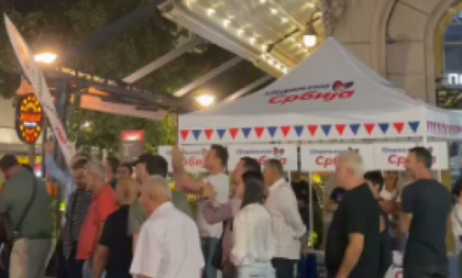 Građani u centru Beograda poručili: Obojenoj revoluciji je kraj! Srbija pobeđuje!