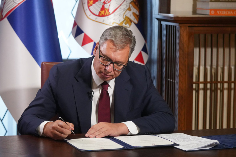 Predsednik Vučić raspisao parlamentarne izbore za 25. oktobar! (VIDEO)