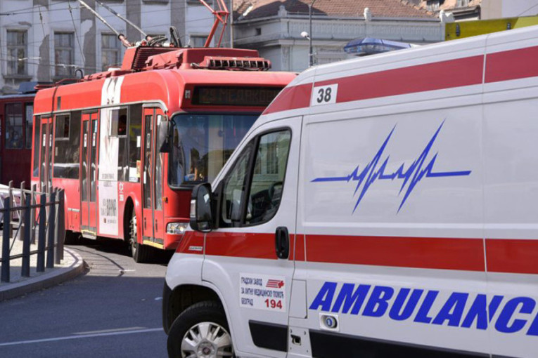 Muškarac pao sa petog sprata na trolejbus! Preminuo na licu mesta