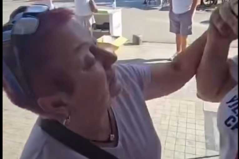 Nasilje i uvrede jedina politika: Blokaderka nasrtala na građane, pa vređala Ratka Mladića (VIDEO)