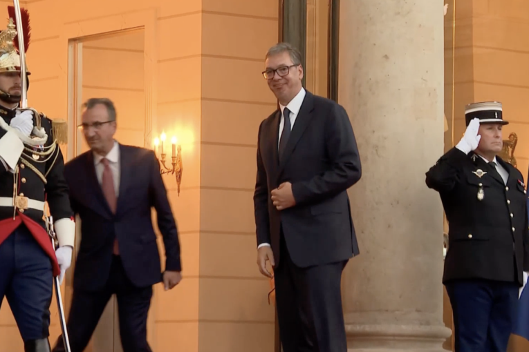 Vučić stigao u Jelisejsku palatu: Makron priređuje svečanu večeru, sutra važan govor predsednika Srbije