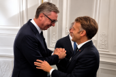 Srdačan susret Vučića i Makrona u Parizu: Svaki susret potvrđuje međusobno poštovanje i snažno partnerstvo Srbije i Francuske