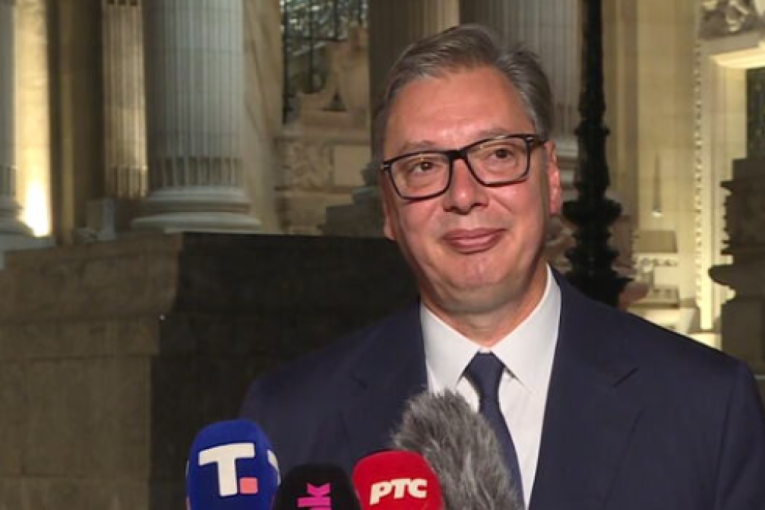 Obraća se Vučić iz Pariza!