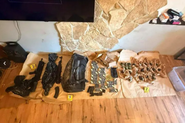 Tajni bunker krio pravi arsenal u Beogradu! Policija pronašla 20 ručnih bombi, automatske puške i gomilu municije (FOTO)