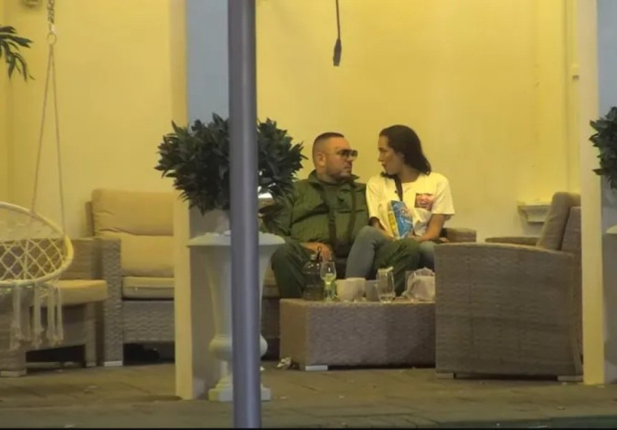 Pao poljubac Laure i Cara! Odmah počeo da ljubomoriše, pa je uporedio sa Majom Marinković!