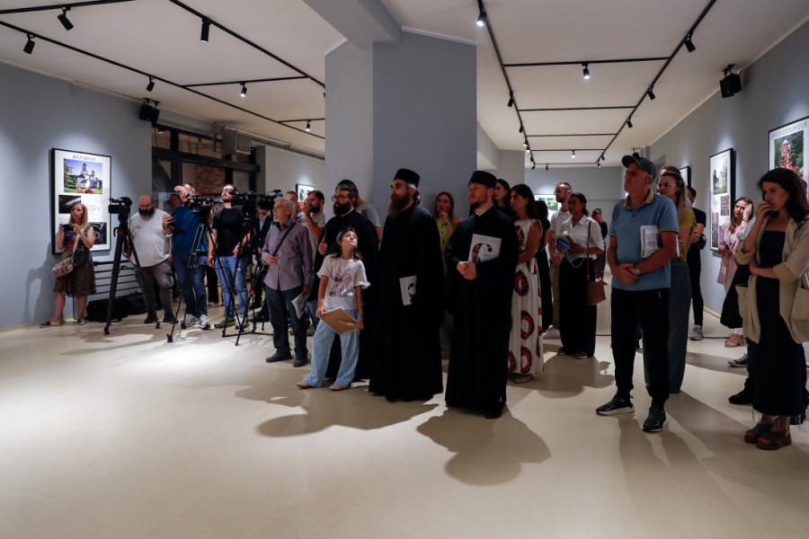 U Gračanici otvorena izložba "Sa izvora duhovnosti" Gorana Sivačkog: Veličanstvene fotografije čuvenih srpskih manastira (FOTO)