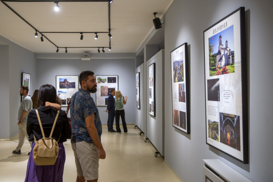 U Gračanici otvorena izložba "Sa izvora duhovnosti" Gorana Sivačkog: Veličanstvene fotografije čuvenih srpskih manastira (FOTO)