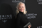 Vratila se fatalnom izgledu: Pamela Anderson je sve iznenadila haljinom sa dubokim šlicem (FOTO)