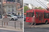 Potpuno go blokader uskočio u fontanu na Slaviji pa nastavio seriju incidenata: Uspeo čak i da izazove udes! (VIDEO)