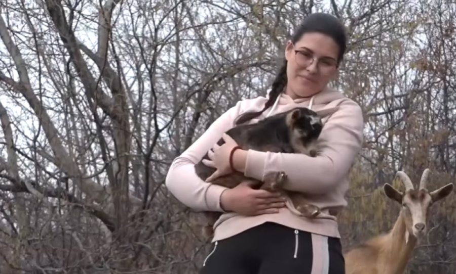 Jovana (20) nije htela da pobegne sa sela: Novac od malina uložila u 23 koze, a sada ima veliki plan za svoju budućnost