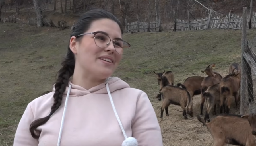 Jovana (20) nije htela da pobegne sa sela: Novac od malina uložila u 23 koze, a sada ima veliki plan za svoju budućnost