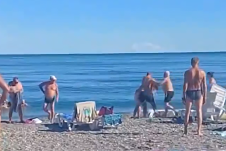Haos na plaži: Bračni parovi se potukli zbog ležaljke! (VIDEO)