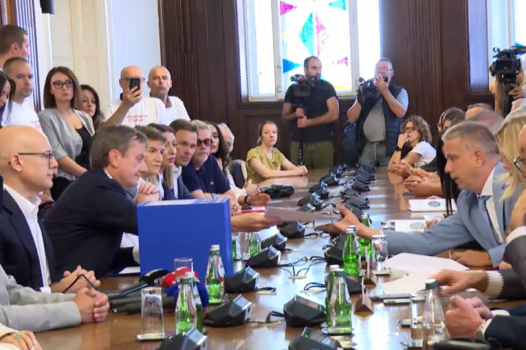 Više od 225.000 potpisa:  Predstavnici liste "Aleksandar Vučić - Ujedinjena Srbija" predali listu kandidata i potpisa građana u RIK-u