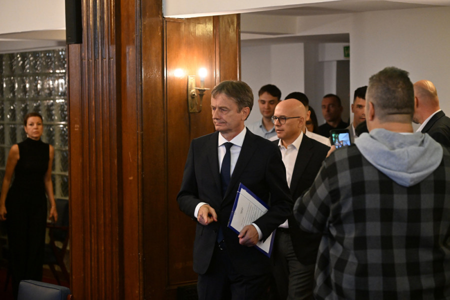 Predato tačno 224.557: Predstavnici liste "Aleksandar Vučić - Ujedinjena Srbija" predali listu kandidata i potpisa građana u RIK-u
