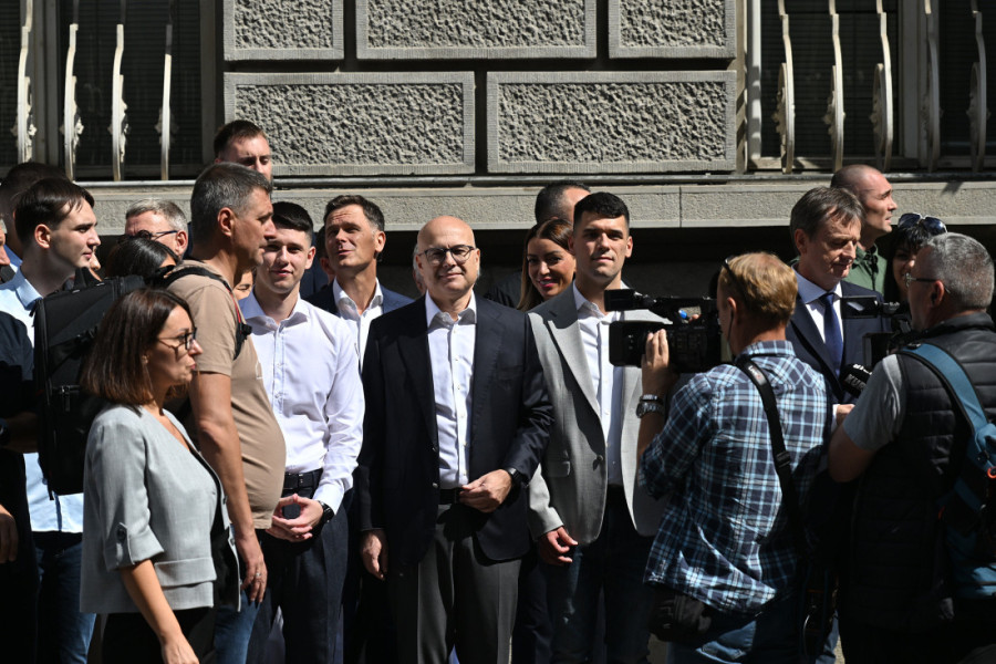 Predato tačno 224.557: Predstavnici liste "Aleksandar Vučić - Ujedinjena Srbija" predali listu kandidata i potpisa građana u RIK-u