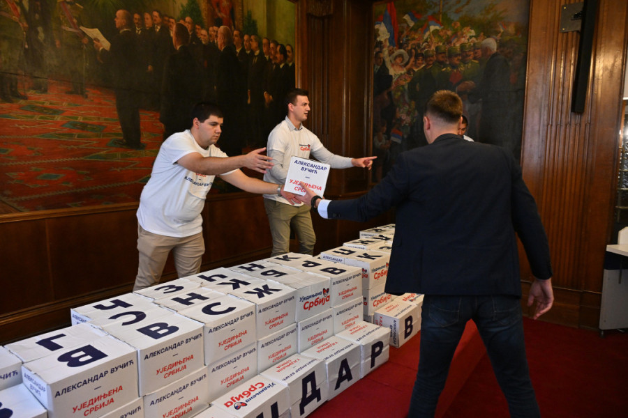 Predato tačno 224.557: Predstavnici liste "Aleksandar Vučić - Ujedinjena Srbija" predali listu kandidata i potpisa građana u RIK-u
