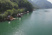 Vojska Srbije stiže na jezero Perućac: Dronovi, čamci i pirotehnika na obali jezera, građanima upućeno upozorenje