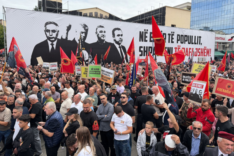 Srbofobija na vrhuncu: Gradovi širom Kosmeta "okićeni" zastavama i amblemima zločinačke OVK