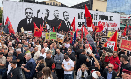 Srbofobija na vrhuncu: Gradovi širom Kosmeta "okićeni" zastavama i amblemima zločinačke OVK (VIDEO)