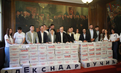 Predato tačno 224.557:  Predstavnici liste "Aleksandar Vučić - Ujedinjena Srbija" predali listu kandidata i potpisa građana u RIK-u