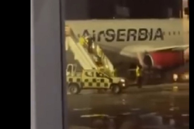 Blokader napravio haos u avionu Er Srbije! Ispitivao stjuardese za koga glasaju, pa pomenuo bombu