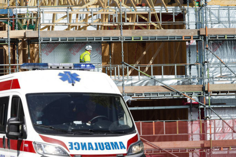 Užas na gradilištu na Novom Beogradu: Mladi inženjer pao sa merdevina, zadobio teške povrede