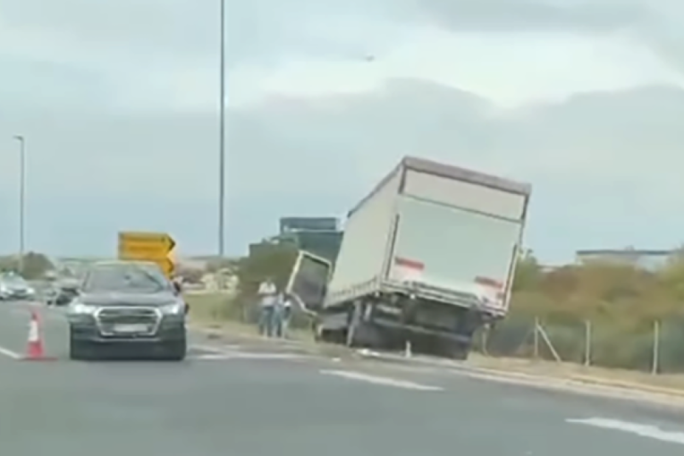 Udes na auto-putu kod Šimanovaca! Kamion završio u jarku, dve osobe povređene