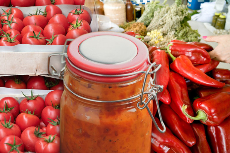 Temperature konačno pale, sad kreće prava navala za zimnicu: Evo koliko koštaju paprika i paradajz na pijacama