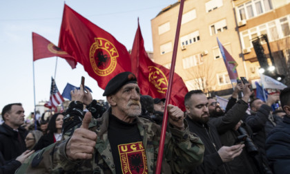 Zastava tzv. OVK podignuta u Lipljanu pred presudu Tačiju: Srpska lista traži hitnu reakciju Kfora i Euleksa