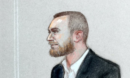 Britanski „ubica sa glisera“ ponovo ide u zatvor:  Partnerku zbog zagorele pice udarao hvataljkama (FOTO)