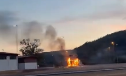Veliki požar kod Leskovca: Prikolica kamiona u plamenu (VIDEO)