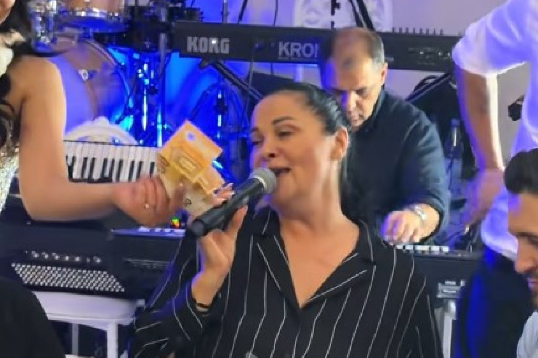 Jana Todorović pevala nad tanjirom prepunim para: Pevačicu obasipali evrima!  (VIDEO)