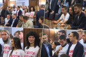 Ovakvi bi da vode državu? Blokaderi napravili cirkus na predaji liste, ne mogu da nađu najvažniji papir!