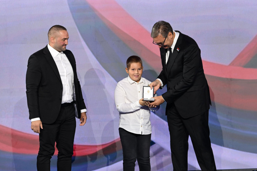 Vučić dodelio 55 odlikovanja: Među nagrađenima Petar Božović, Ivana Žigon, lekari, sportisti i heroji